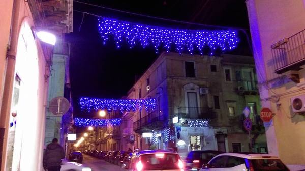 Da oggi Ragusa si veste a festa. Iniziano i lavori di installazione delle luminarie