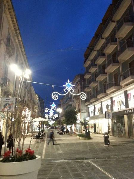 FINALMENTE INSTALLATE LE LUMINARIE IN VIA ROMA E IN CORSO ITALIA. VI PIACCIONO?