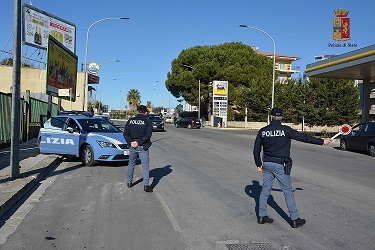 LA POLIZIA NOTA UNA DONNA IN DIFFICOLTÀ PER STRADA