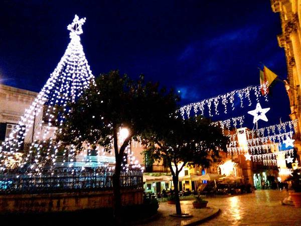 INSEDIATO DA POCHI GIORNI, IL NUOVO SINDACO DI SCICLI HA DISPOSTO L’IMMEDIATA INSTALLAZIONE DELLE LUMINARIE DI NATALE