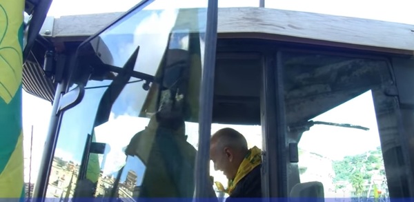 VIDEO – IL VESCOVO DI NOTO, STAGLIANO’, DOPO LE CANZONI DI MENGONI ADESSO GUIDA IL TRATTORE