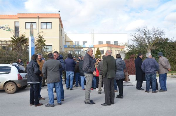 VIDEO – TENSIONI ALLA “RAGUSA LATTE” DOVE E’ PARTITA LA MOBILITAZIONE DEI FORCONI