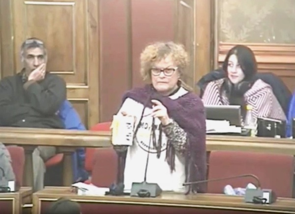VIDEO – LA CONSIGLIERA MARIA ROSA MARABITA E LA TELEFONATA (FORSE FALSA) DI BEPPE GRILLO