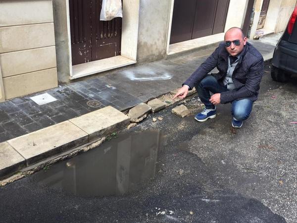 CONTINUIAMO A SEGNALARE DISSERVIZI !!CEDIMENTO DEI MARCIAPIEDI !!!