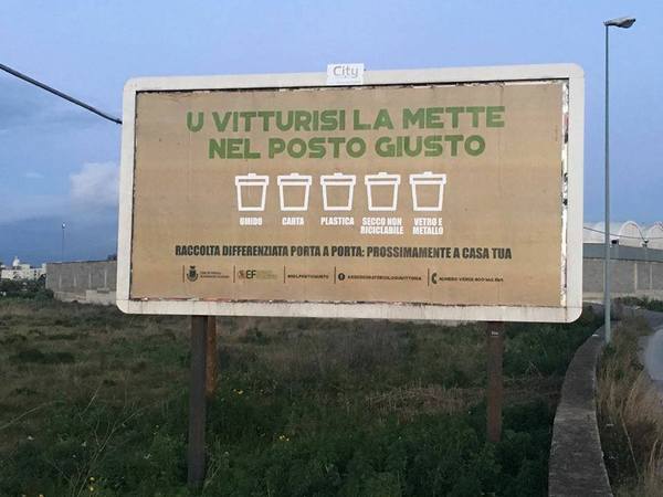 FOTO – “U VITTURISI LA METTE NEL POSTO GIUSTO”. COSA? LA SPAZZATURA NEI SECCHI