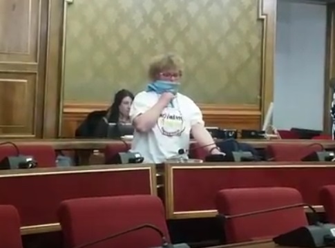 VIDEO – LA GRILLINA DISSIDENTE, LA MARABITA, SI IMBAVAGLIA IN CONSIGLIO COMUNALE