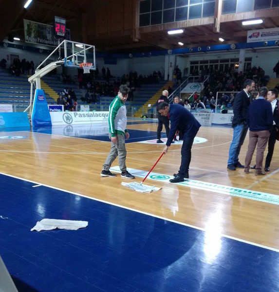 PIOVE, PALAZZETTO LADRO ! ANNULLATA LA PARTITA DELLA VIRTUS EIRENE PASSALACQUA. I TIFOSI GRIDANO VERGOGNA