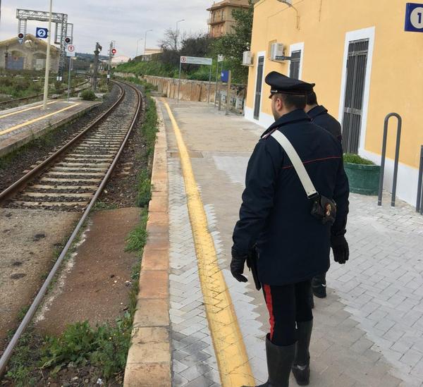 SI SDRAIA SUI BINARI CON L’INTENTO DI SUICIDARSI: SALVATA DAI CARABINIERI.