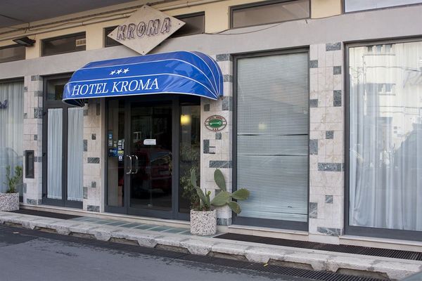 M’ILLUMINO DI MENO, ADERISCONO ANCHE I PRIVATI. A RAGUSA A LUME DI CANDELA L’HOTEL KROMA