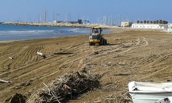 “SOLO” DOPO 20 GIORNI IL COMUNE HA PULITO LA SPIAGGIA DI MARINA DI RAGUSA