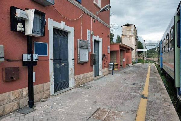 VANDALIZZATA LA STAZIONE FERROVIARIA VICINA AL CASTELLO DI DONNAFUGATA