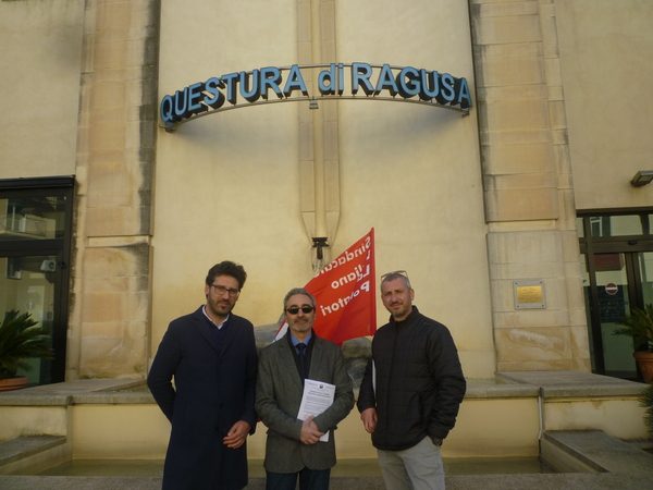 POLIZIOTTI IN PROTESTA DINNANZI LA QUESTURA DI RAGUSA