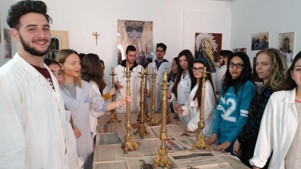 L’ALTERNANZA SCUOLA-LAVORO PORTA GLI STUDENTI DELL’ARTISTICO DI COMISO AL RESTAURO DI ALCUNE SUPPELLETTILI