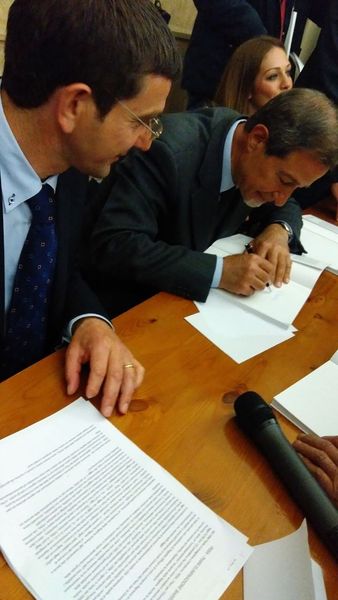 GLI ONOREVOLI  NELLO MUSUMECI ,GIORGI ASSENZA E MARCO FALCONE FIRMANO LA PETIZIONE PER I PEBA