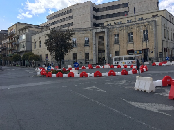 PIAZZA LIBERTA’ E LA ROTATORIA, CRITICHE DA “TERRITORIO”