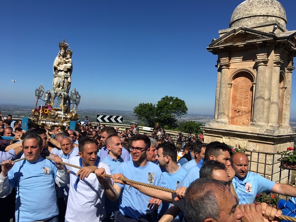 MIGLIAIA DI FEDELI A CHIARAMONTE GULFI PER LA TRADIZIONALE “SALITA DELLA MADONNA”