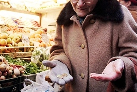 VIDEO – LADRA A 75 ANNI: RUBA LA BORSA AD ANZIANA INVALIDA DI 85.