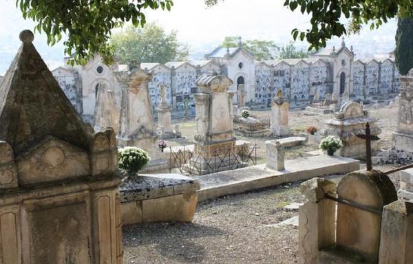BARE E SALME ALLAGATE. ACCADE AL CIMITERO DI SCICLI. BLITZ DEI NAS
