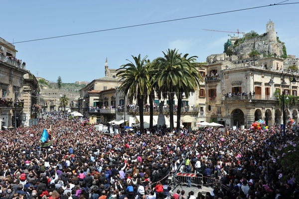 LA PASQUA NEGLI IBLEI: MIGLIAIA DI FEDELI E TANTISSIMI TURISTI