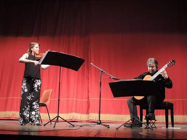 EMOZIONI IN MUSICA IERI SERA PER MELODICA CON LA VIOLINISTA LINDA HEDLUND E IL CHITARRISTA DOMENICO DEL GIUDICE