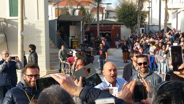 MONTALBANO: L’ATTORE ZINGARETTI SALUTA I FANS E SCOPPIA LA FESTA
