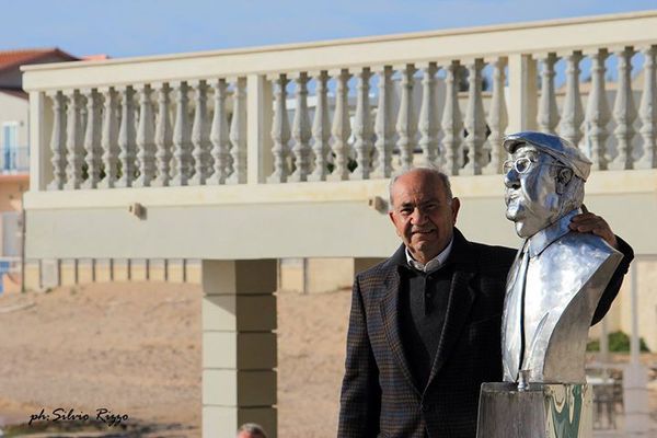 A PUNTA SECCA LA “STATUA” DEDICATA A CAMILLERI, MA I VIGILI URBANI NE CHIEDONO L’IMMEDIATA RIMOZIONE