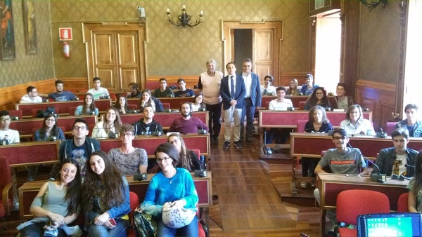 DONATO AL COMUNE DAGLI STUDENTI DI ALCUNE CLASSI  DEL LICEO SCIENTIFICO  “E.FERMI” UN VIDEO SUL PROGETTO DIDATTICO DI RICERCA SULL’INCASTELLAMENTO FEDERICIANO E CHIARAMONTANO IN SICILIA