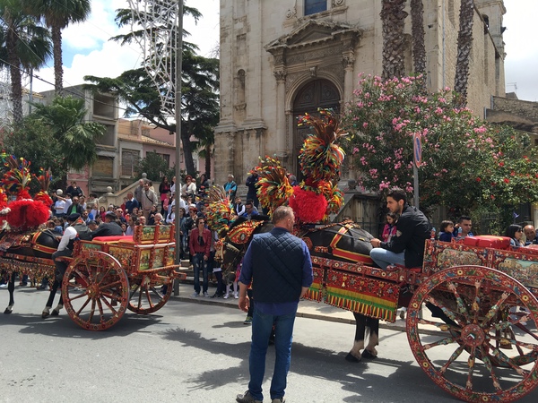 AL VIA IERI I SOLENNI FESTEGGIAMENTI IN ONORE DELL’ADDOLORATA A COMISO FEDELI CATTURATI DAL CANTO DELLA “SITTINA”