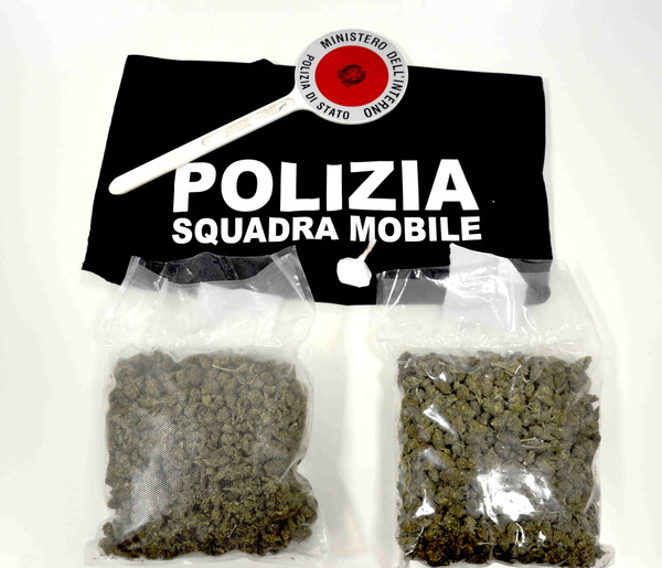 LA SQUADRA MOBILE ARRESTA DUE GIOVANI CORRIERI ALBANESI AL CAPOLINEA DEGLI AUTOBUS DI RAGUSA.