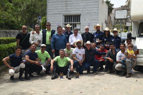 GRANDE SUCCESSO NEI CENTRI STORICI DI RAGUSA PER IL SECONDO RADUNO EQUESTRE PROMOSSO IN ONORE DI SAN GIORGIO