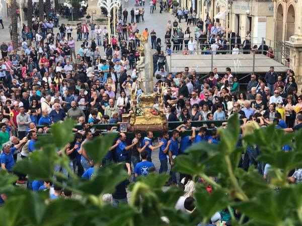 LA “SCIUTA” E LA DISCESA DEL SIMULACRO SINO AL CENTRO  DI CHIARAMONTE GULFI