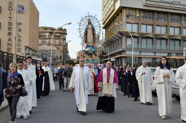 MARIA SANTISSIMA DELLA MEDAGLIA, IN TANTI IERI POMERIGGIO ALLA PROCESSIONE