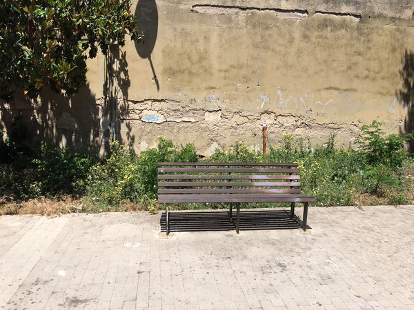 ANCHE NELLA PIAZZETTA DI VIA CARDUCCI, ALL’INCROCIO CON VIA SOFOCLE, IL DEGRADO LA FA DA PADRONE