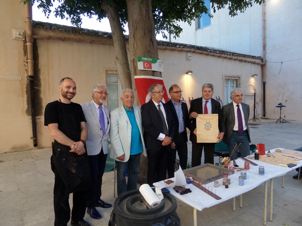 LA TURCHIA   PRESENTE  ALL’INFIORATA DI NOTO CON LA SUA ORIGINALE PITTURA  EBRU DEI MAESTRI  KUBILAY  ERALP DINCER E DERYA GUNERGIN