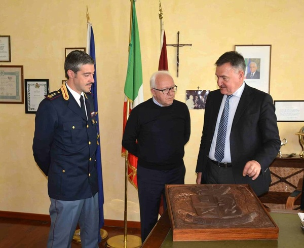 UNA SCULTURA DI CIOCCOLATO IN DONO AL CAPO DELLA POLIZIA GABRIELLI IN OCCASIONE DELLA SUA VISITA A RAGUSA