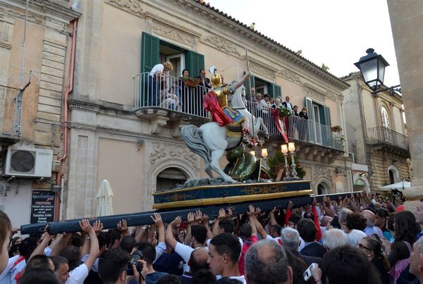 I SOLENNI FESTEGGIAMENTI IN ONORE DI SAN GIORGIO MARTIRE