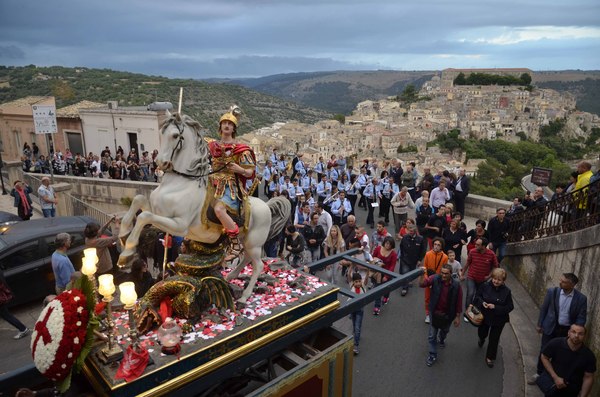 IERI SERA LA PRIMA PROCESSIONE DI SAN GIORGIO MARTIRE CARATTERIZZATA DA UNA VARIAZIONE DI PROGRAMMA