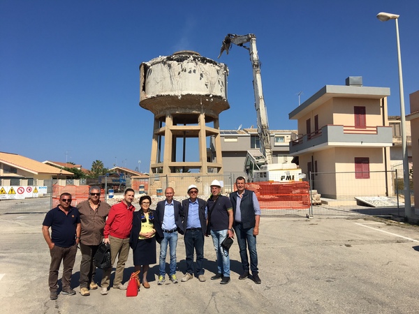 AL VIA QUESTA MATTINA GLI INTERVENTI DI DEMOLIZIONE DEL SERBATOIO PENSILE DI CONTRADA FINAITI A CASUZZE