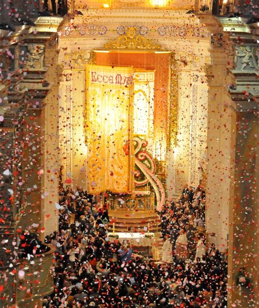 SABATO SERA  IN CHIESA MADRE UNA DELLE FASI PIU’ EMOZIONANTI DELLA FESTA