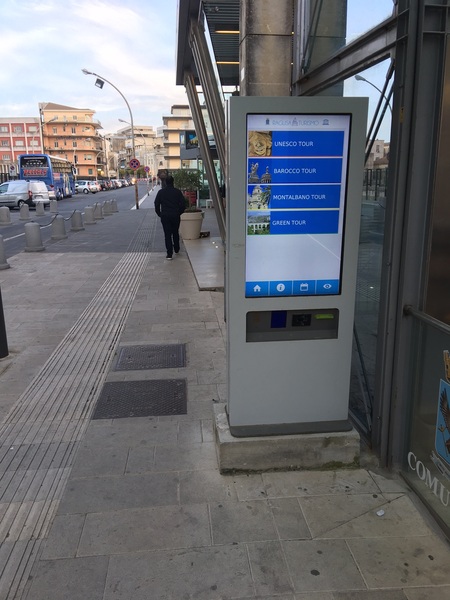 I TOTEM INFORMATIVI PER I TURISTI INSTALLATI IN ALCUNE ZONE DELLA CITTA’ DI RAGUSA FUNZIONANO A FASI ALTERNE