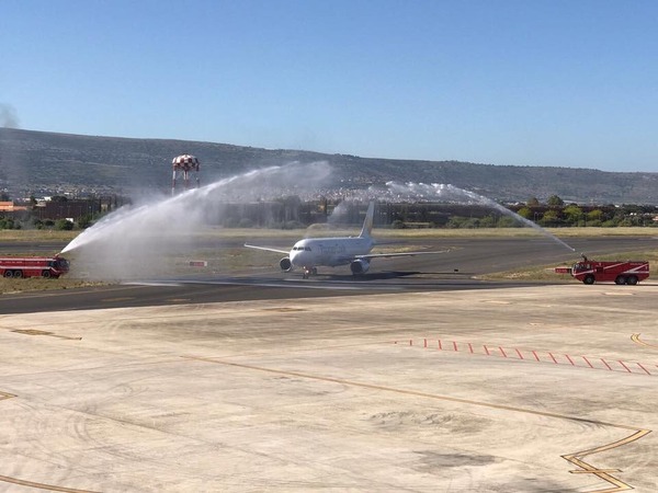 AEROPORTO COMISO: ATTERRATO CON 132 PASSEGGERI IL PRIMO VOLO DA BIRMINGHAM