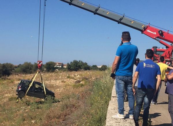 AUTO FUORI STRADA CON DENTRO MAMMA E DUE BAMBINI, INCIDENTE A MODICA