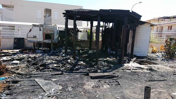 PRESUNTO ATTENTATO INCENDIARIO A MARINA DI RAGUSA, DISTRUTTO CHIOSCO AL PARCHEGGIO