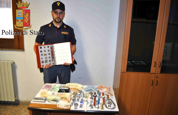 FURTI IN ABITAZIONE A COMISO