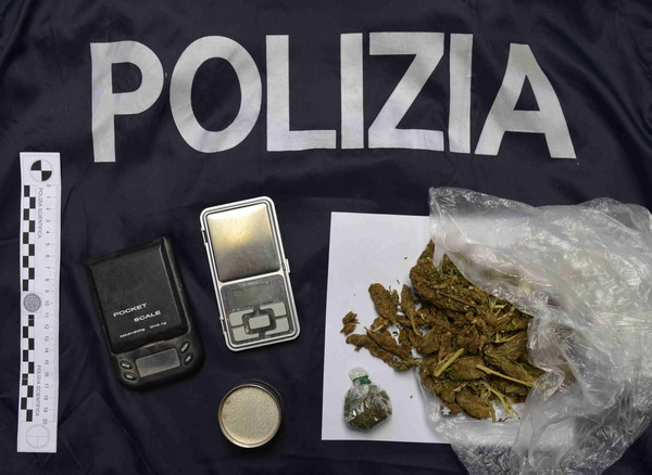 HA TENTATO IL SUICIDIO, LA POLIZIA LO SALVA MA POI LO DENUNCIA PER LE SOSTANZE STUPEFACENTI