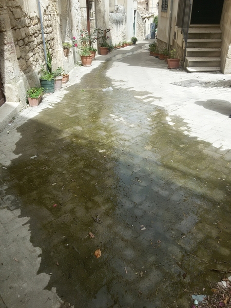 INGENTE PERDITA DI ACQUA NEI PRESSI DEL DUOMO DI SAN GIORGIO A MODICA