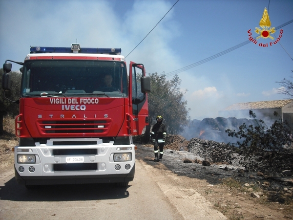 INCENDIO ROTOBALLE C.DA SCORSONE ISPICA