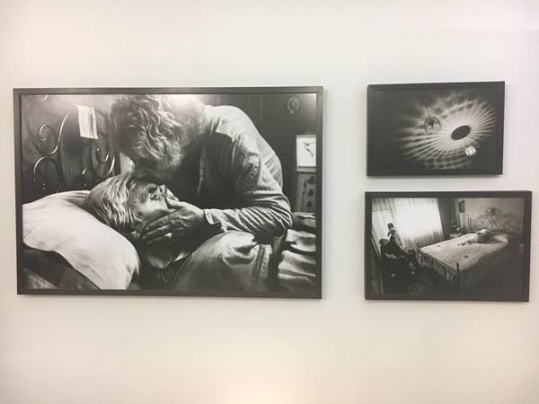 UNA STORIA D’AMORE E DI DEDIZIONE DI FRONTE ALLA MALATTIA, RACCONTATA ATTRAVERSO SUGGESTIVI SCATTI FOTOFRAFICI IN BIANCO E NERO.