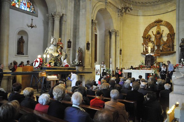 UNA VERA E PROPRIA OVAZIONE AL PASSAGGIO DEL SIMULACRO  DI SAN GIORGIO MARTIRE