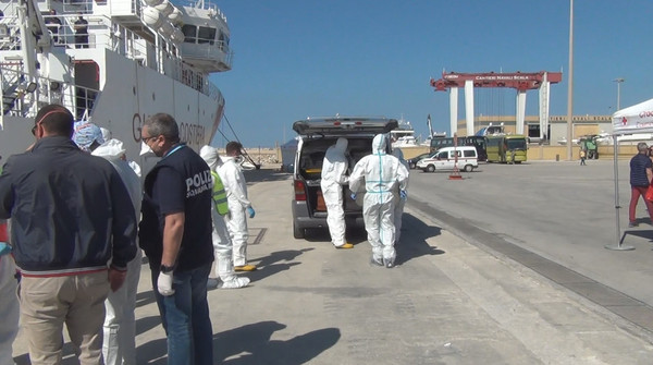 VIDEO – DUE MORTI E 252 MIGRANTI NELLO SBARCO DI IMMIGRATI A POZZALLO